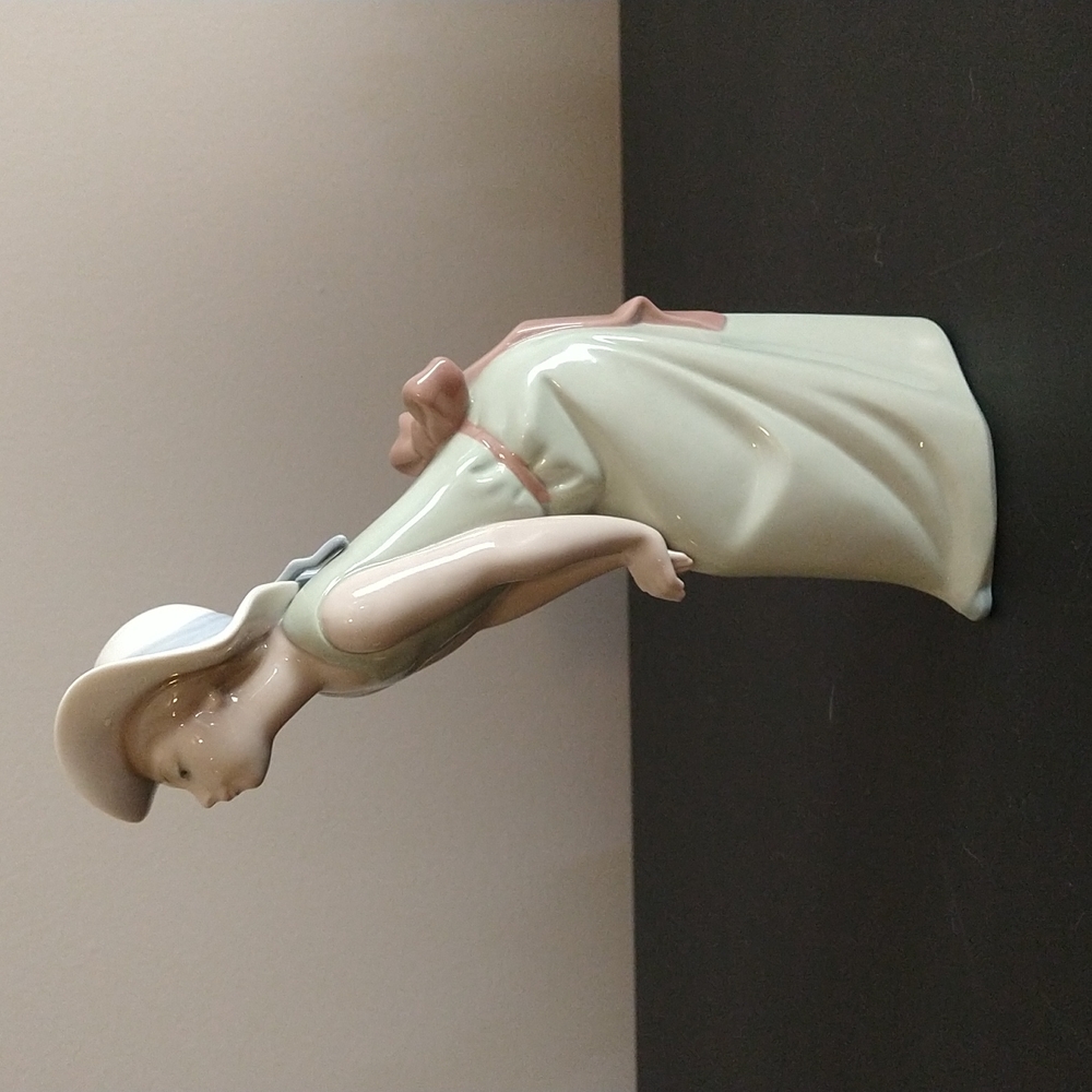 Lladró Figurine: Pamela Curiosa